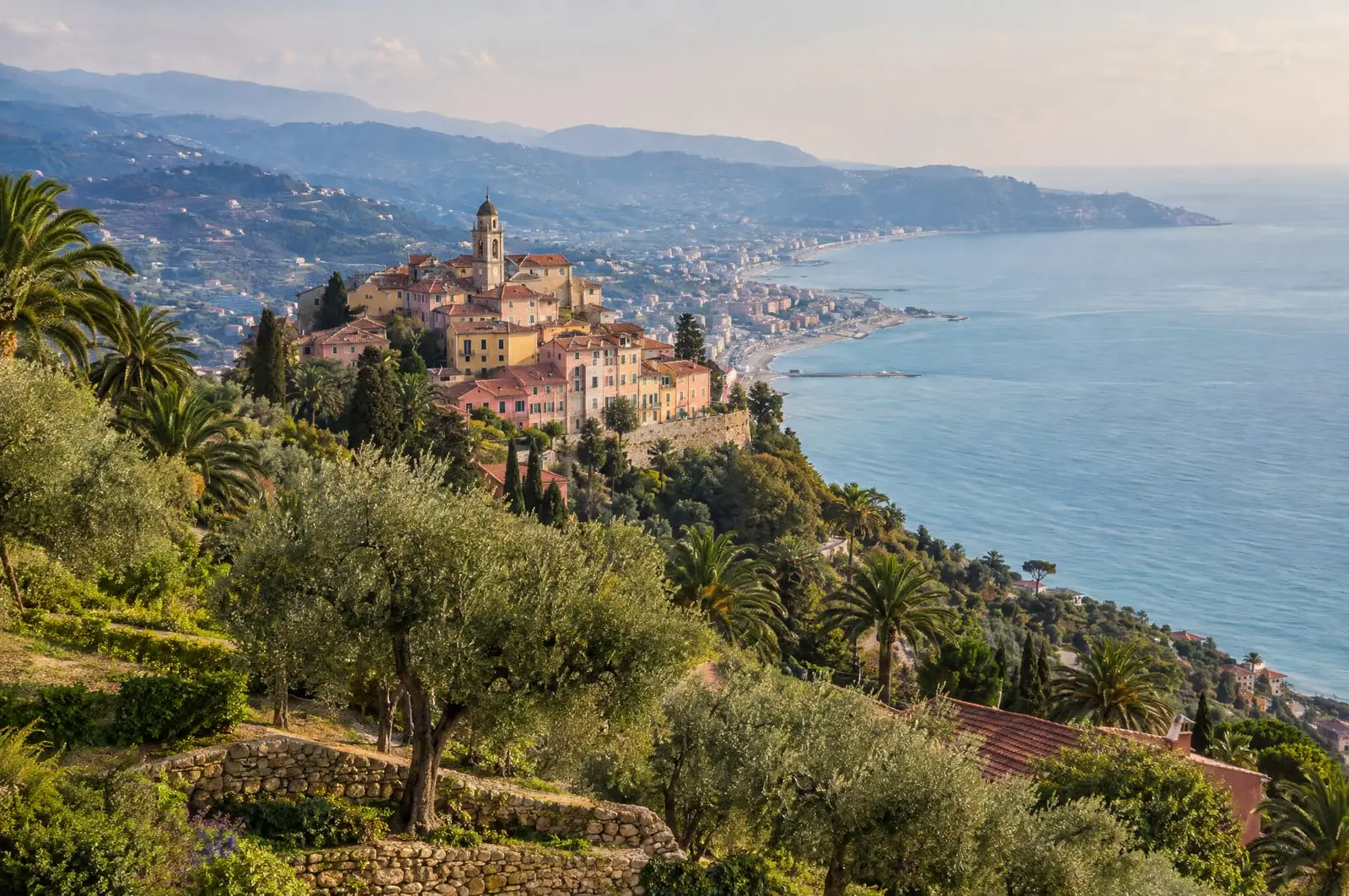 La costa del Ponente ligure vista dalle colline, con un borgo antico