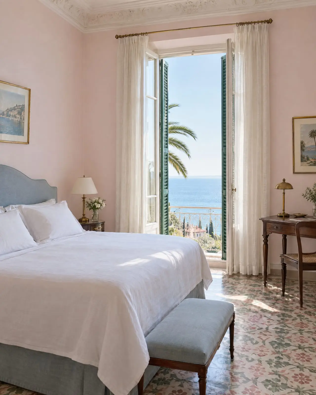 Camera Vista Mare, con il letto rivolto verso la finestra sul mare